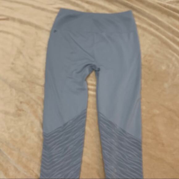 Fabletics Leggings Small Gray Animal Print Seamless High Waist - Picture 3 of 12